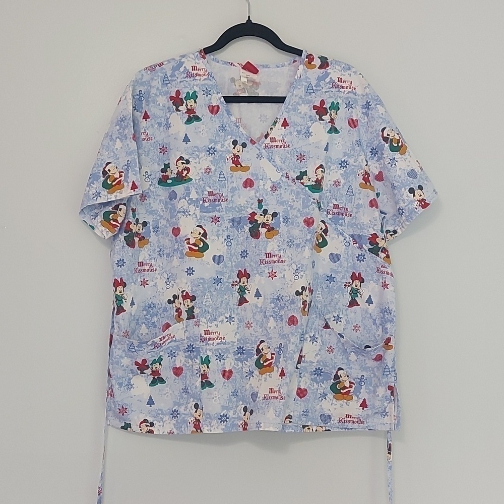 DISNEY mickey & Minnie scrub top, christmas- merry kissmouse XL
